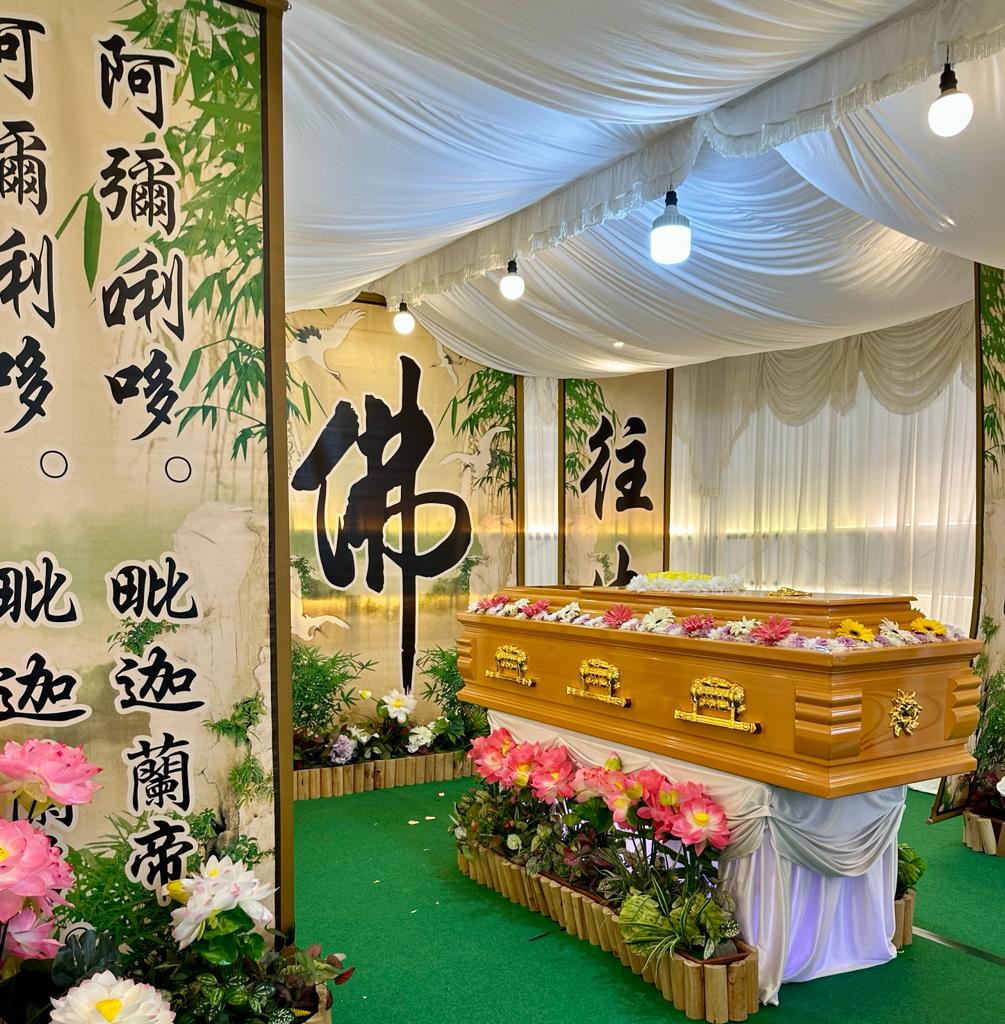 Clear view of the completed floral arrangement for Buddhist funeral Side view