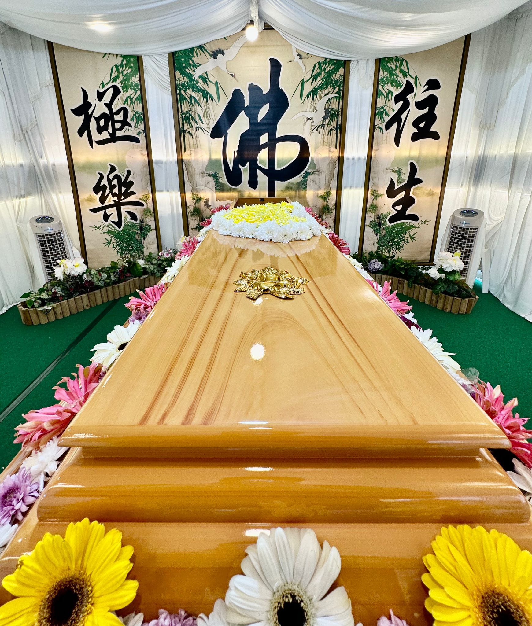 Clear front view of the completed floral arrangement on the coffin.